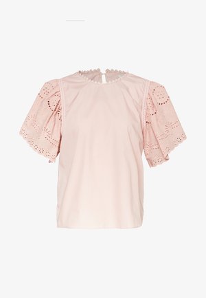 Blouse en coton rose avec des manches courtes bouffantes ornées de broderie anglaise, un encolure ronde avec un bord festonné et un dos en keyhole.