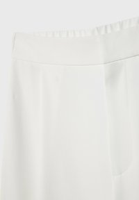 Pantalon blanc avec taille plate et poche latérale, tissu lisse, sans motifs visibles ni ornements.