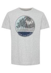 Camiseta de algodón gris claro con un gráfico circular que presenta palmeras, acentos azules y el texto "RECLAMA TUS DERECHOS" en azul marino.