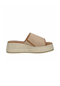 Sandal de esparto trenzado marrón con un acento beige, una parte superior texturizada y una suela de plataforma de yute. El tacón tiene un fondo de goma resistente.