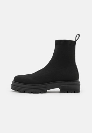 Enkellaarsjes met plateauzool - black