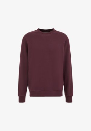 Egyszerű, hosszú ujjú, kerek nyakú pulóver sötét burgundi színben, ribbelt mandzsettákkal és aljjal, fehér háttéren bemutatva.