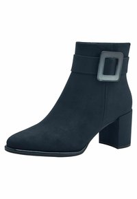Bottines marine foncé en daim, avec un accent de boucle carrée sur la sangle et un talon épais, présentant une texture lisse et un bout pointu.