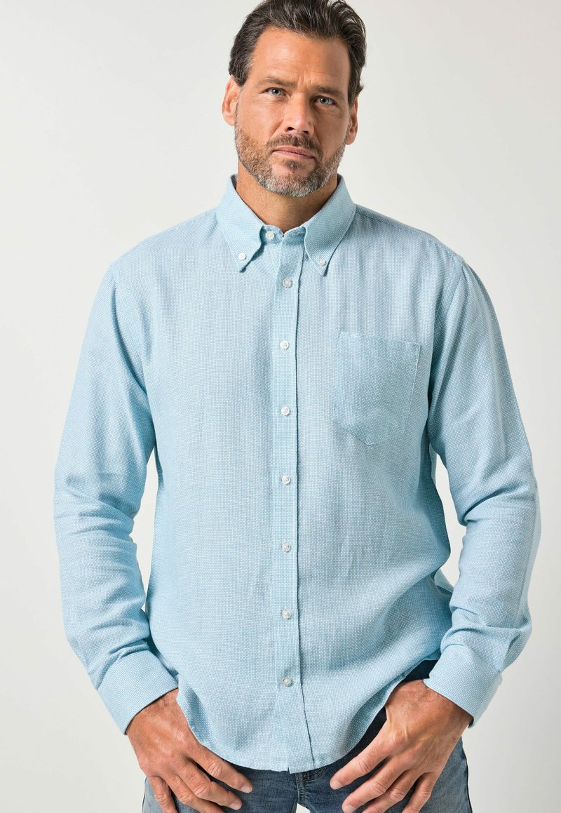 Jasnoniebieska koszula zapinana na guziki, wykonana z teksturowanej tkaniny, z naszywaną kieszenią, klasycznym kołnierzem i mankietami zapinanymi na guziki.
