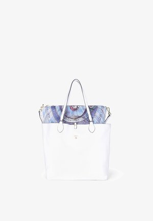 Geantă de umăr din piele texturată albă, cu un capac dintr-un material textil colorat cu modele în nuanțe de albastru și violet, accentuată cu detalii din metal aurit.