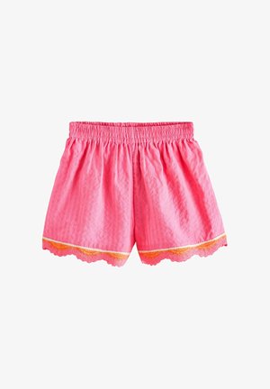 Shorts roses à taille élastique avec un imprimé léopard subtil, bordure orange et blanche, et ourlet en dentelle festonné sur fond blanc.