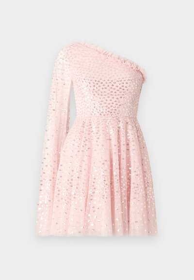 Vienuplecu rozā kleita ar caurspīdīgu garo piedurkni, rotāta ar pērļu izšuvumiem, viļņotu kakla izgriezumu un izplestu svārku.