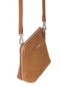 Brązowa zamszowa torba na ramię z zamknięciem na suwak w kolorze srebrnym, prostokątny kształt, regulowany pasek oraz wytłoczone logo z przodu.