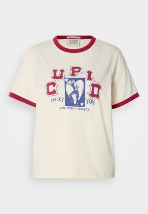 Kurzärmliges cremefarbenes T-Shirt mit rotem geripptem Kragen und Ärmeln, featuring ein blaues Grafikdesign mit dem Text "Cupid Lucky You Aim for a Cowboy."