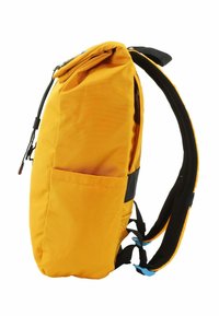 Mochila de tela amarilla con correas acolchadas negras; cuenta con un bolsillo frontal y acentos azules en los zípers y hebillas de las correas.