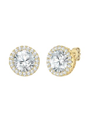 Pendientes en tono dorado que presentan una gran piedra redonda transparente rodeada por un halo de piedras transparentes más pequeñas, asegurados con un cierre de presión.