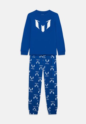 Modro obarvan komplet dolgo rokavnih majic in hlač z belimi logotipi Messi, ki vsebujejo velik emblem na majici in ponavljajoče se manjše logotipe na hlačah.