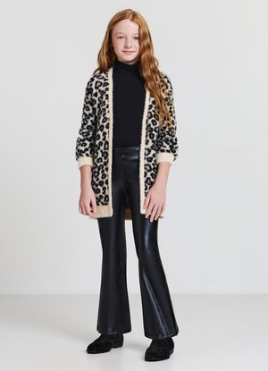 Cardigan lungo con motivo leopardato in crema e nero, abbinato a pantaloni aderenti neri e calzature nere. Tessuto morbido, vestibilità ampia e design aperto davanti.