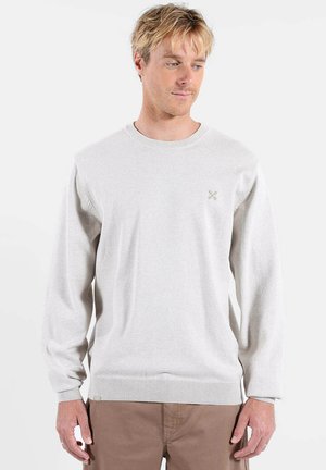 Pull gris clair à col rond avec poignets et ourlet côtelés, doté d'un petit logo brodé sur le côté gauche de la poitrine. Confectionné en tissu doux.