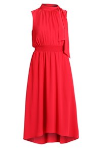 Rode mouwloze jurk met een col, een geplooide taille en een strikdetail op de schouder. Vloeiende midi-lengte met een subtiele high-low zoom.