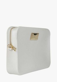 Borsetta in materiale sintetico bianco dalla forma rettangolare, superficie testurizzata, cerniera dorata e dettaglio logo in metallo sulla parte anteriore.