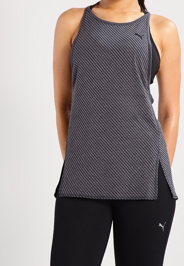 Débardeur rayé noir et gris avec un col dégagé et des fentes sur les côtés, fabriqué dans un tissu léger, associé à un legging noir.