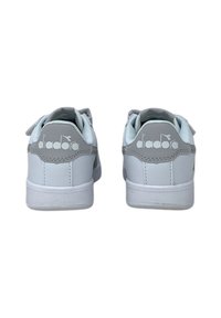 Sneakers grigi e bianchi con una finitura in pelle liscia, colletto imbottito e logo "diadora" ben visibile sul tallone. Design minimalista.
