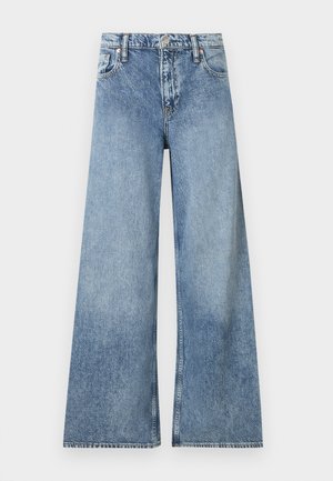 Jean denim bleu clair à jambes larges avec poches avant, passants pour ceinture, fermeture à bouton et détails délavés.