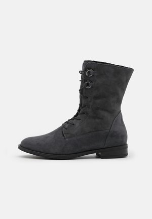 Bottine en cuir suédé gris avec bout arrondi, laçage à l'avant et surface texturée. Talon bas et design simple sans motifs distincts.