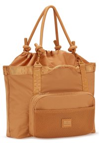 Tandygsväska med dragsko i toppen, tvillingrep handtag knutna vid basen, framficko med dragkedja och mesh, samt märkta vävda remmar.