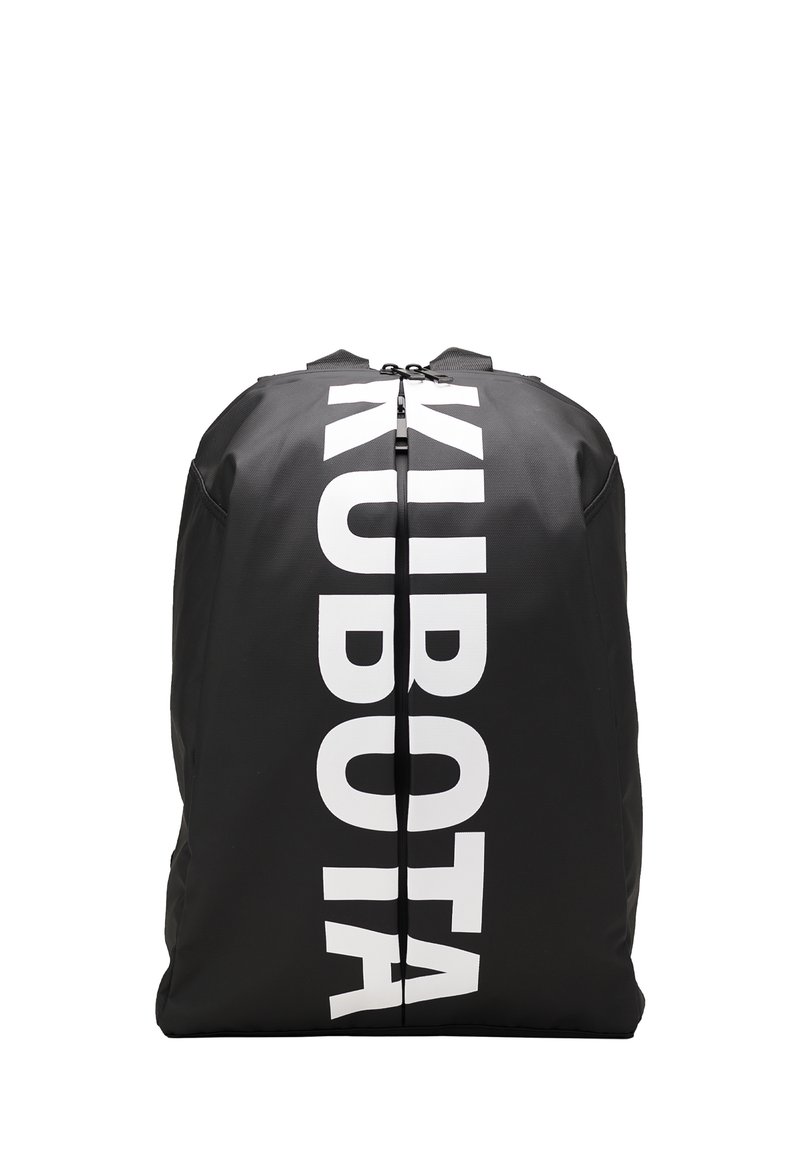 Czarna plecak o gładkiej, trwałej powierzchni, z wyraźnym białym pionowym logo "KUBOTA" oraz zapięciem na zamek u góry.