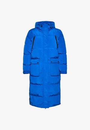 Puffy, knælang jakke i lys blå, med hætte, sorte lynlås-lommer og to frontlommer med trykknapper. Glat, skinnende overflade.