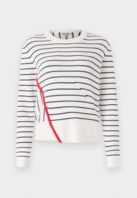 Pull en tricot blanc avec des rayures horizontales bleu marine, col rond, manches longues et un accent rouge diagonal sur le côté.