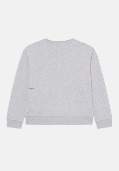 Svetložltý mikina vyrobená z mäkkej látky, s dlhými rukávmi a okrúhlym výstrihom. Malá logo detail na ľavom rukáve. Jednoduchý a minimalistický dizajn.