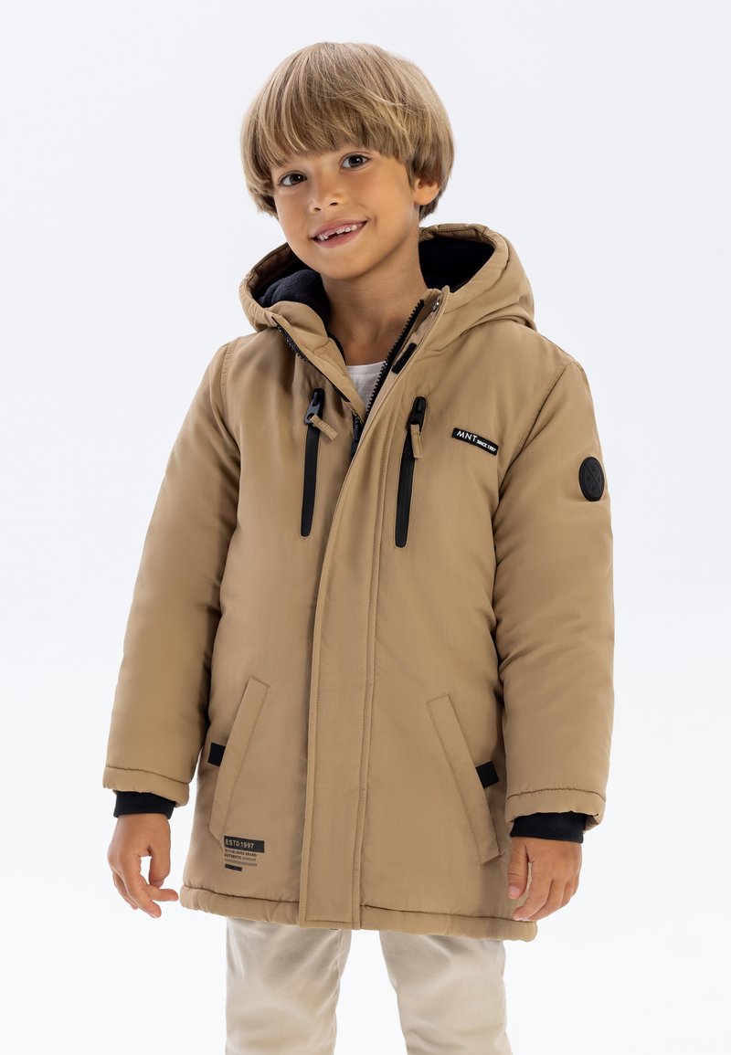 Giacca insulated beige con cappuccio, dotata di zip nere, tasche e un logo. L'interno ha una fodera nera a contrasto.
