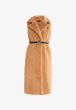 Tan faux fur vest med krave, belagt med et sort bælte og sølvhardware. Blød tekstur, knælangt design med åbent forside.