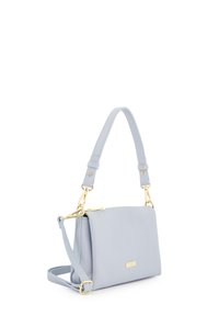 Lysblå læder crossbody taske med en guldfarvet lynlås og hardware, der har en justerbar rem og en rektangulær form. Glat tekstur.