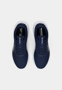Pantofi sport bleu marina cu un material superior din plasă, talpă din cauciuc albă și accente gri contrastante. Au șireturi plate și logo-uri de marcă.