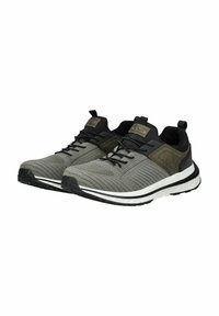 Leichte graue Sportschuhe mit strukturiertem Mesh-Obermaterial, schwarzen Akzenten und weißer Sohle. Mit Schnürsenkeln und Markenanhängern an der Zunge.