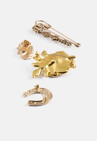 Fireguld accessories: en sikkerhedsnål, en blomsterbroche, en muslingformet nål og en hesteskoformet ørering, alle med varierende teksturer.