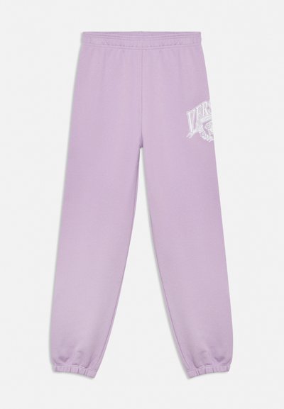 Világoslila melegítőnadrág rugalmas derékpánttal és szegélyekkel, fehér grafikus logóval a comb felső részén.