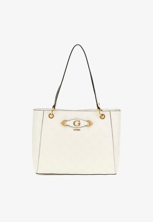 Sac fourre-tout Guess en cuir blanc avec des poignées d'épaule noires, un logo "G" doré et des éléments décoratifs en métal doré sur le devant.