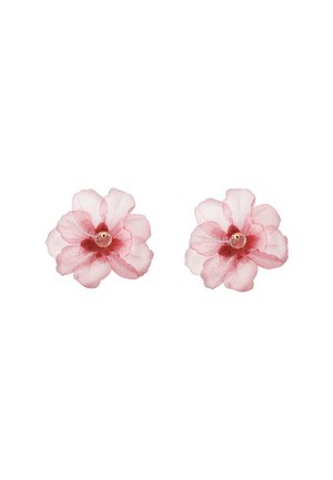Paire de boucles d’oreilles fleurs en tissu rose avec des pétales translucides superposés et un petit centre de perle facettée sur fond blanc.