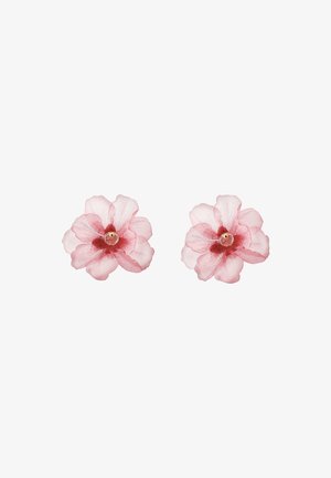 Paar rosa Stoffblumenohrringe mit durchsichtigen, geschichteten Blütenblättern und einem kleinen facettierten Perlenzentrum auf weißem Hintergrund.