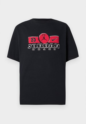 T-shirt en coton noir avec un motif graphique à l'avant comprenant des accents rouges, dont le "23", un logo Jumpman, et le texte "JORDAN BRAND". Col rond.