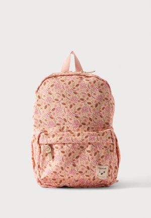 Petit sac à dos en tissu rose avec un motif floral marron et rose foncé et une poche zippée à l'avant, posé sur un fond clair uni.