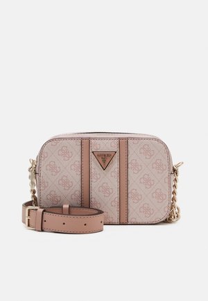 Petit sac bandoulière Guess beige et marron à motifs, avec bandoulière réglable et détail chaîne dorée sur fond blanc.