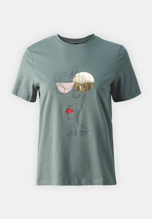 T-shirt en coton vert présentant un dessin minimaliste en ligne d'un visage, agrémenté de papillons roses et dorés, et de lèvres rouges. Manches courtes.