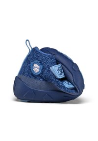 Scarpa per bambini di colore blu scuro con tomaia in maglina testurizzata e suola in gomma. Presenta un cinturino in velcro e una patch con logo sul lato.