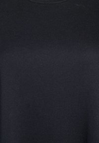 Černé bavlněné tričko, design s kulatým výstřihem, hladká textura, pružný materiál, minimalistický vzhled bez viditelného loga nebo vzorů.