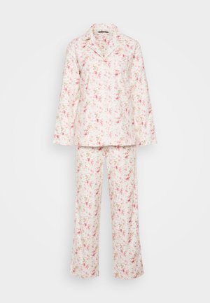 Conjunto de pijama floral em rosa claro e branco, com uma parte de cima abotoada e com gola, e calças largas a condizer, feitas de tecido suave.