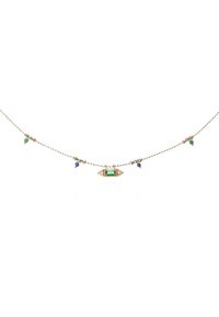 Goldene Halskette mit einem grünen rechteckigen Stein in einem mit Diamanten akzentuierten Fassungsdesign, ergänzt durch kleine grüne und blaue Perlen entlang der Kette.