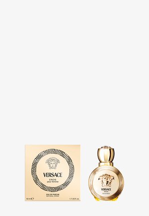 Versace Eros Parfüm präsentiert sich in einer runden Glasflasche mit einem goldenen Verschluss, verziert mit einem Medusa-Motiv, begleitet von einer goldenen Schachtel mit einem schwarzen griechischen Schlüssel Muster.