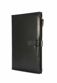 Czarny skórzany teczka o gładkiej fakturze, prostokątnym kształcie, z zapięciem na pasek i zamkiem błyskawicznym, zaprojektowana do użytku profesjonalnego.