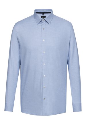 Lichtblauwe blouse met lange mouwen, gemaakt van textuurstof, met een puntkraag en knoopsluiting met glanzende zilveren knopen aan de voorkant.